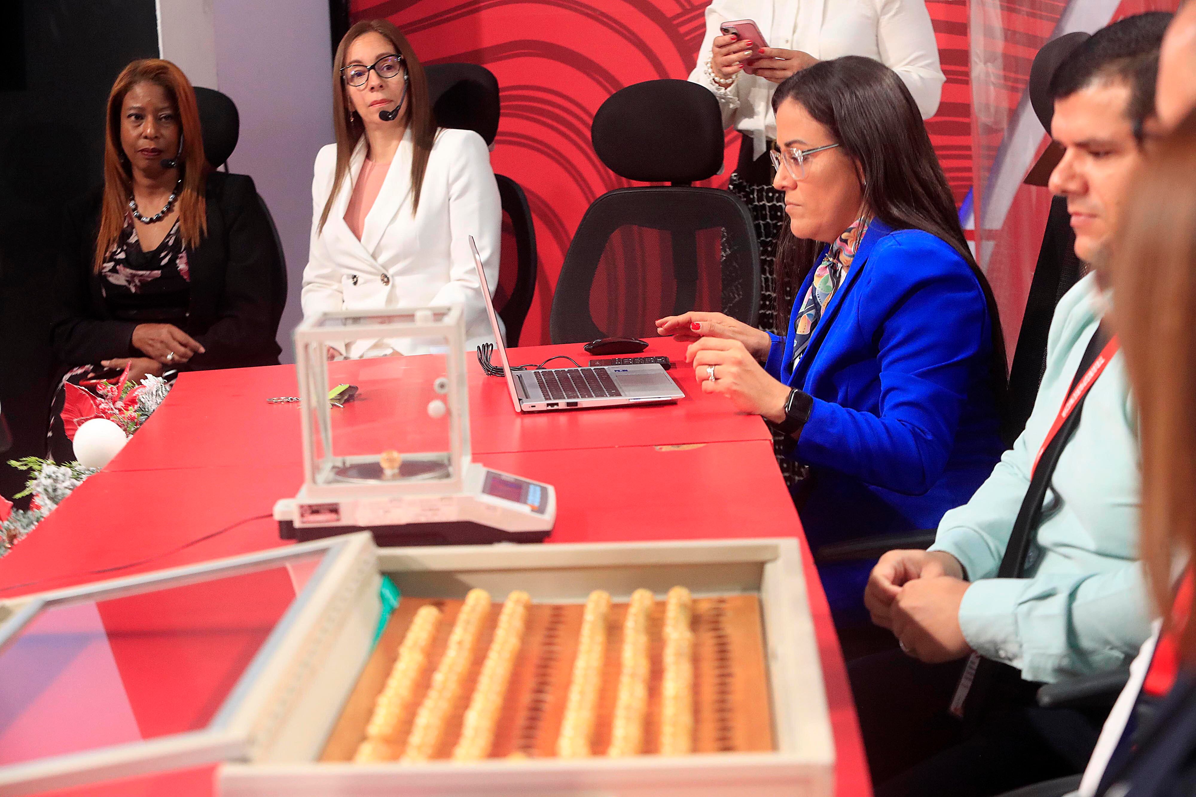 11/12/2023      Junta de Protección Social. Pesaje oficial de las bolitas para el sorteo de Gordo Navideño. Foto: Rafael Pacheco Granados