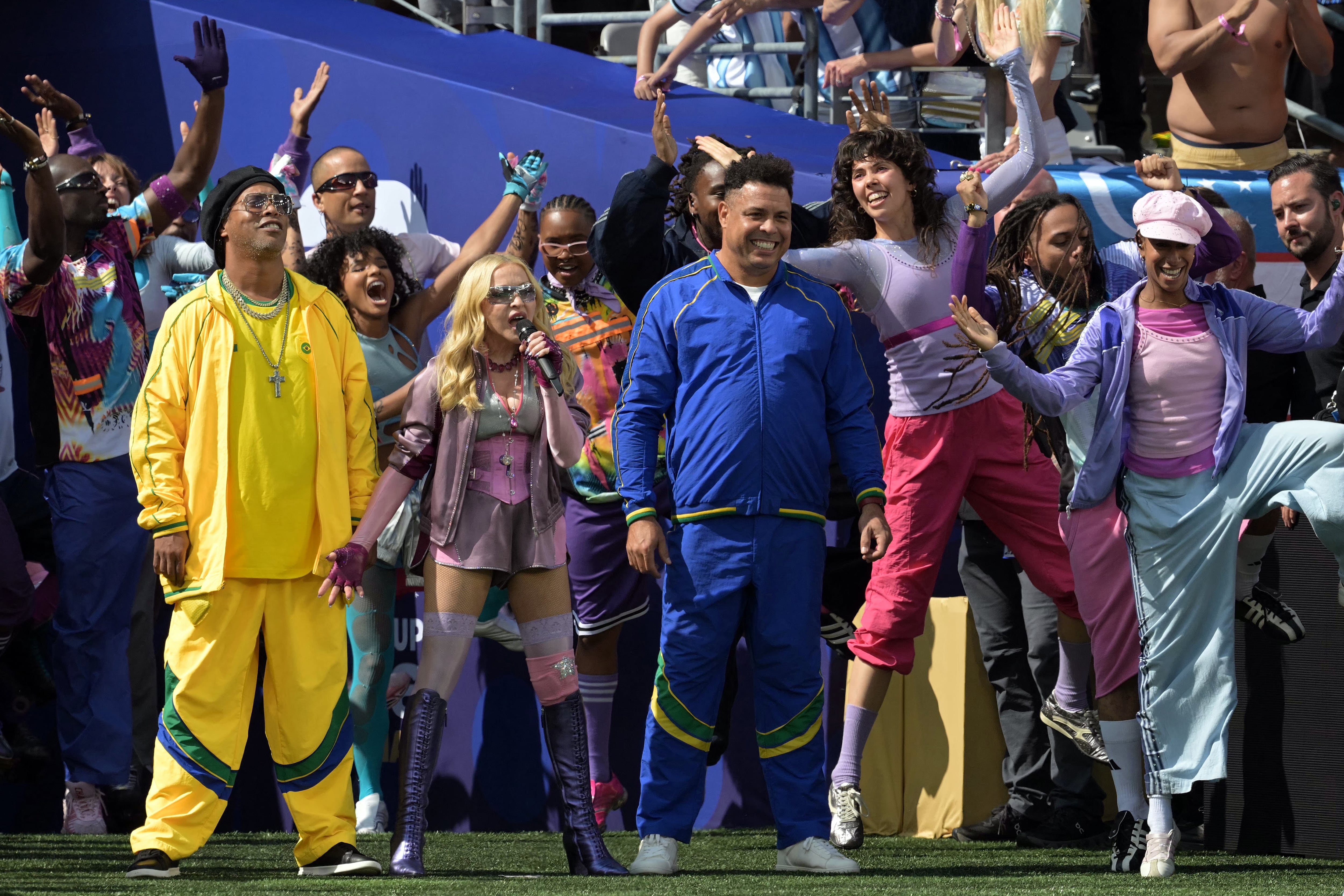 La cantante Madonna abrió el espectáculo de medio tiempo de la final del Mundial 2026 junto a los exfutbolistas brasileños Ronaldinho y Ronaldo.