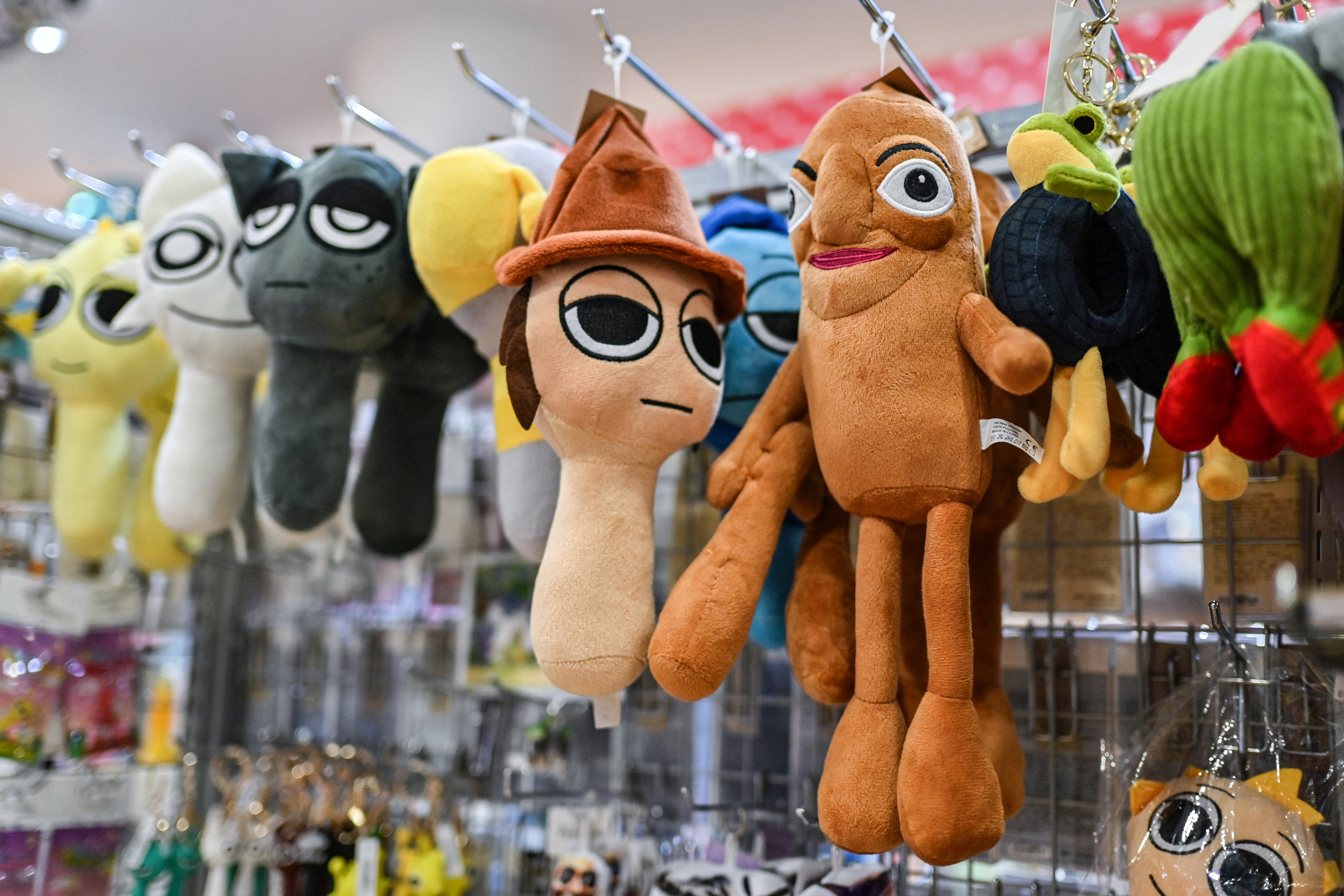 Un pequeño peluche marrón del conocido personaje indonesio Brainrot, "Tung Tung Tung Sahur" (derecha), que se asemeja a un tambor largo llamado "kentongan", a la venta en una tienda del centro de Tokio.