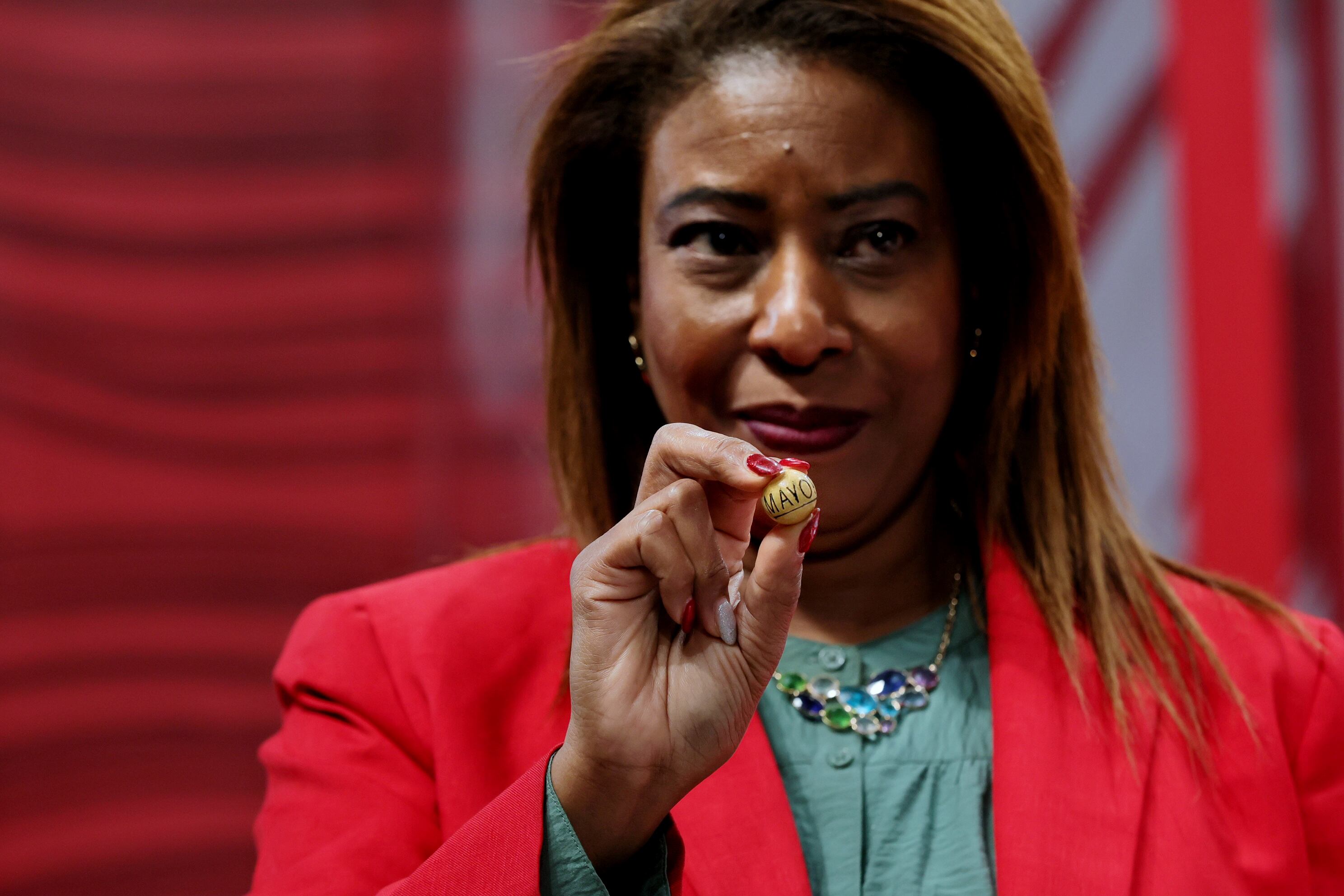 Funcionarios de la Junta de Protección Social JPS pesan las bolitas del sorteo del Gordo Navideño 2024