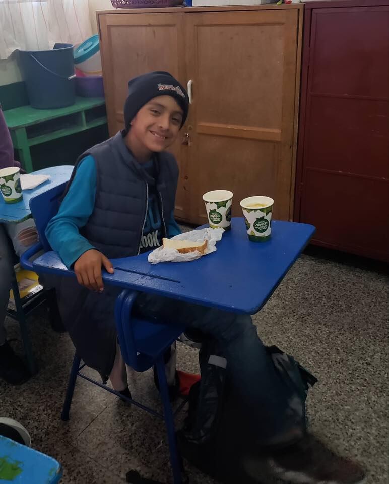 Compañeros de Tomás le organizaron un refrigerio como despedida antes de su viaje a Costa Rica. Foto Facebook Tomás en Costa Rica.