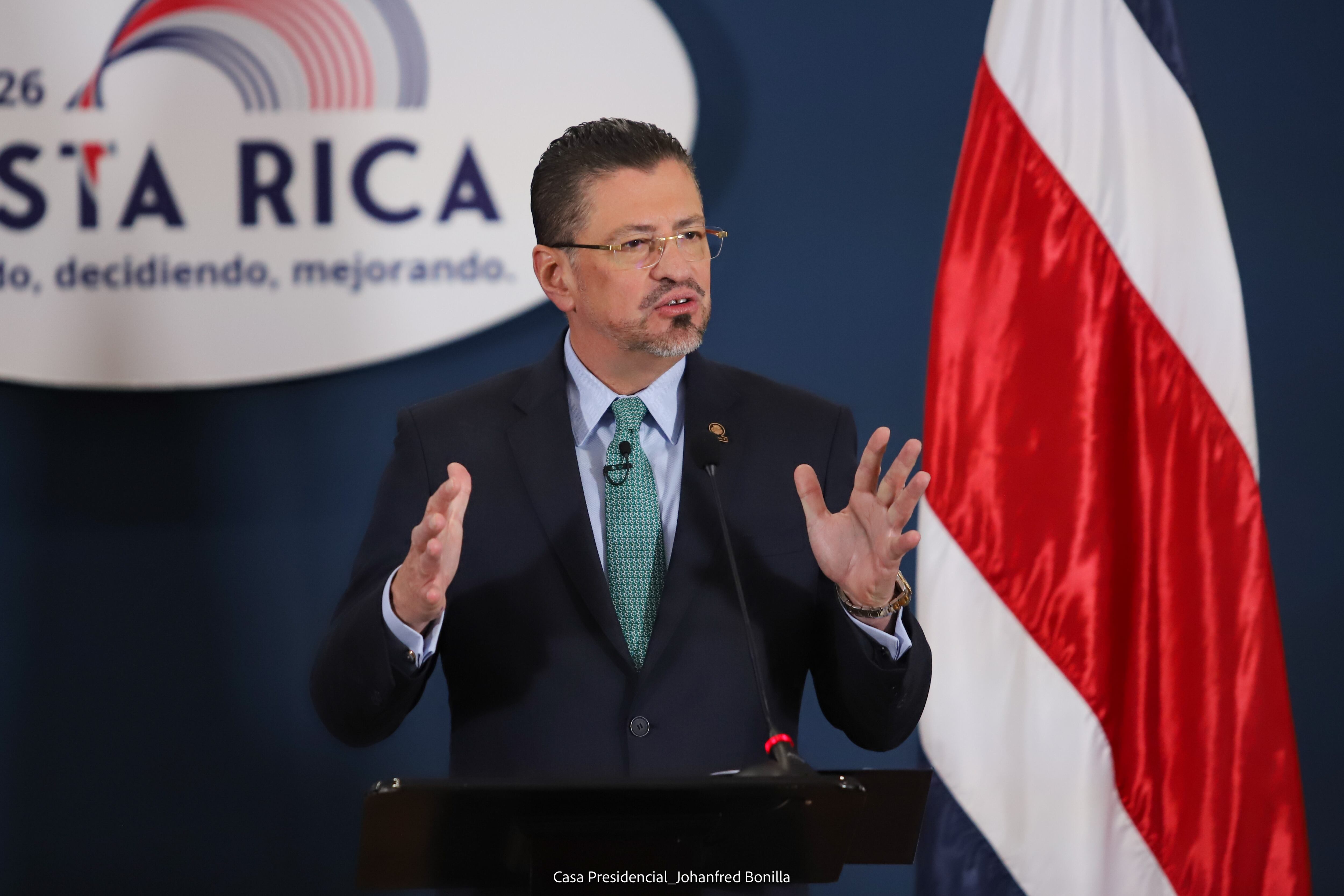 Mandatario firma decreto para que personas condenadas por delitos sexuales o de crimen organizado no puedan solicitar medidas alternas a la prisión hasta cumplir un año de pena.