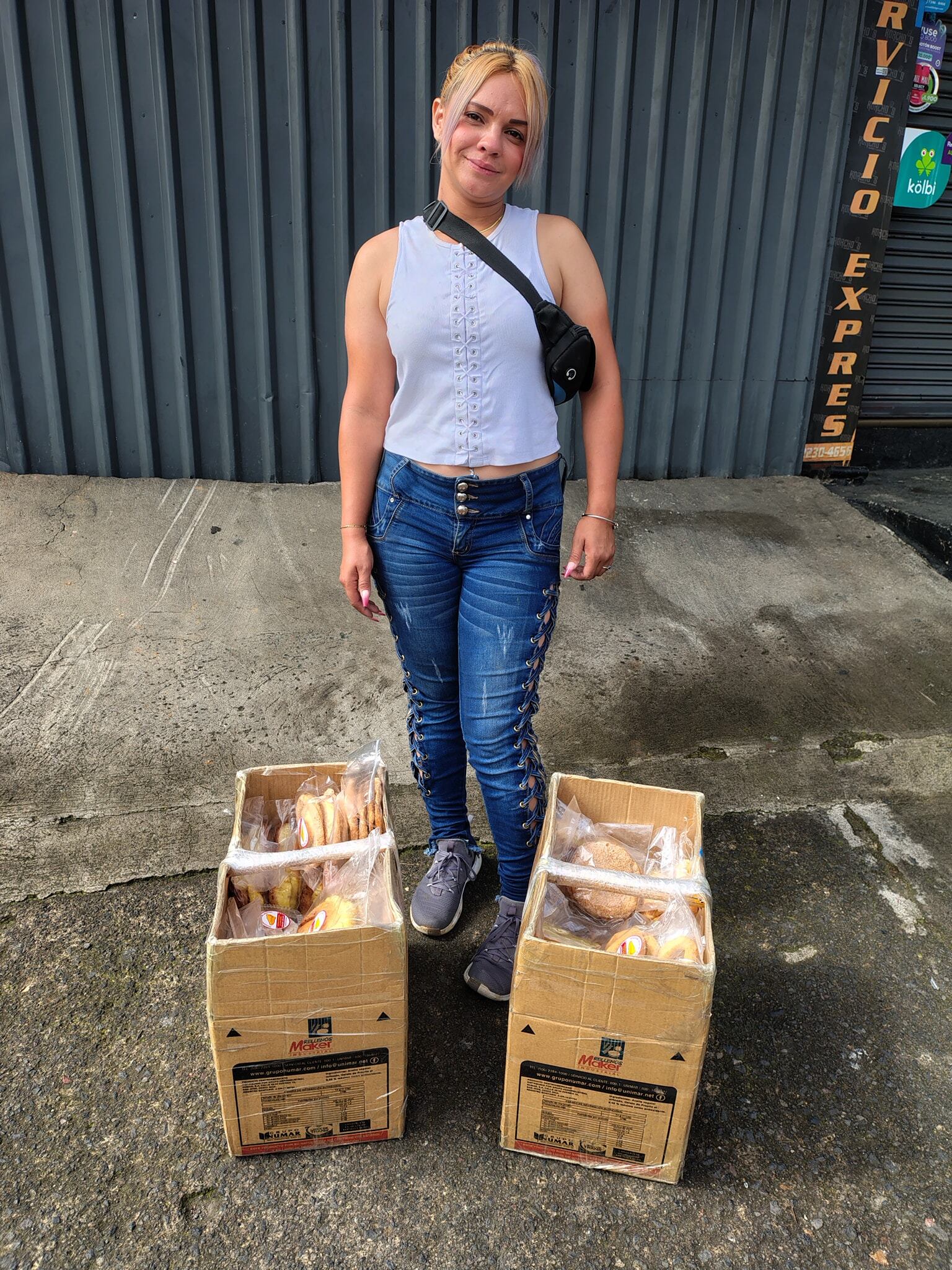 Dorelia Ramírez, vecina de San Miguel de Desamparados, dejó las adicciones gracias a un centro cristiano y ahora recorre el país vendiendo pancitos para sostener a sus tres hijos