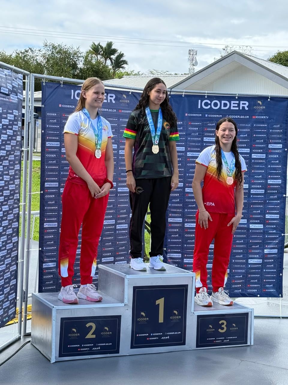 Keisy Castro de Santa Ana, en la categoría infantil entre 15 y 17 años ganó oro en los 800 metros libre de Limón 2026, Cecilia Poll fue plata y Yuliana Ortiz, bronce, ambas de Belén.