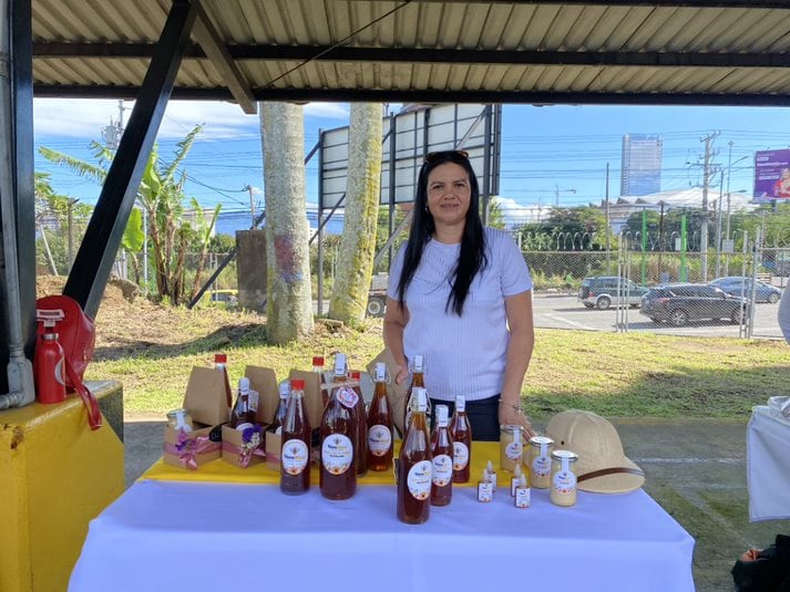 Un grupo de 50 mujeres del sector agrícola provenientes de Golfito, Puntarenas, Sarapiquí, Limón, Guápiles, y otras localidades del país que tendrán la oportunidad de comercializar sus productos en la reconocida feria capitalina que se realiza todos los viernes de 8:30 a.m. a 3:00 p.m., en el parqueo del MAG