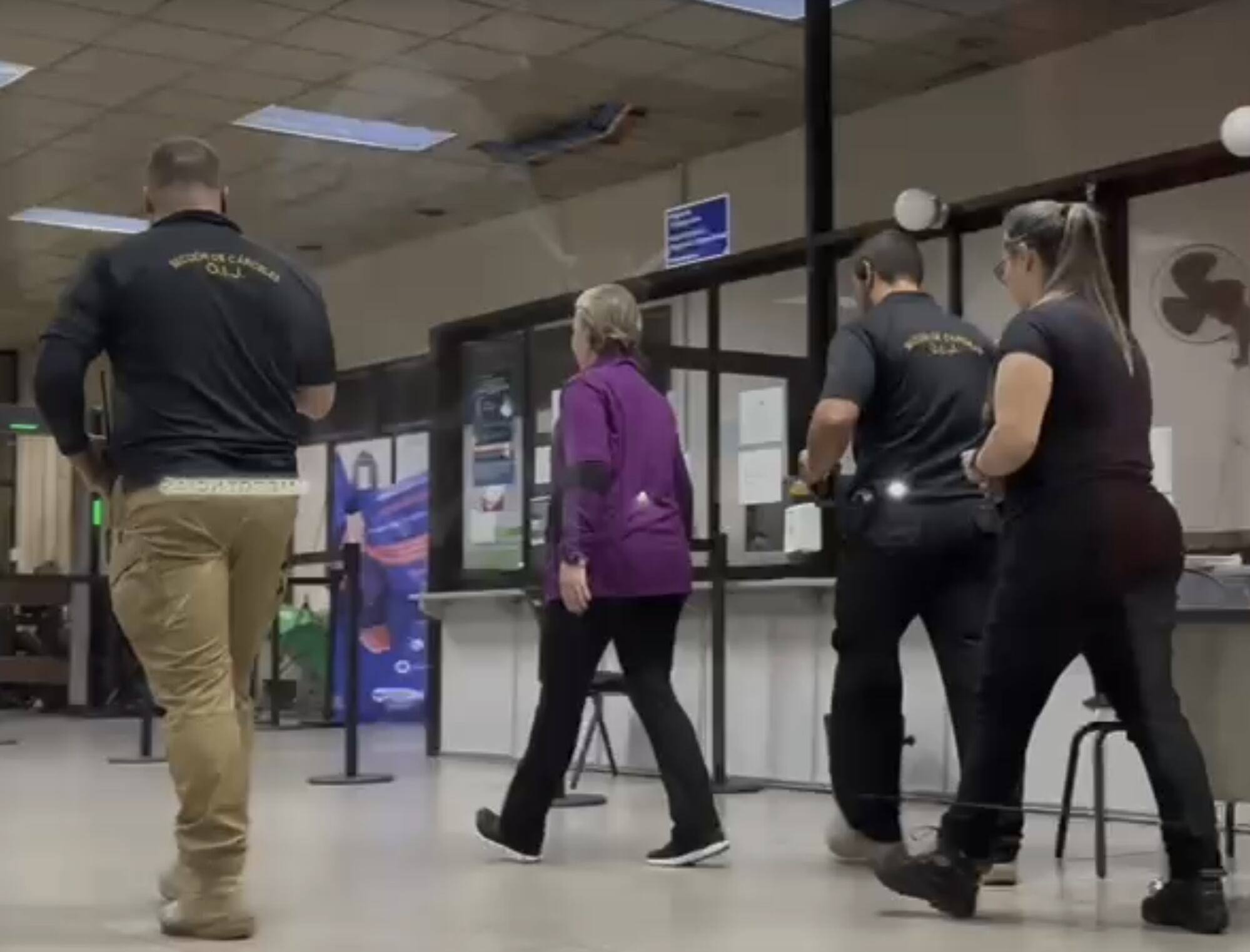 Ofelia Taitelbaum se entregó este 24 de octubre de 2024 en el tribunal penal de Hacienda al confirmarse la sentencia por 29 delitos de uso de documento falso. Foto Arianna Villalobos