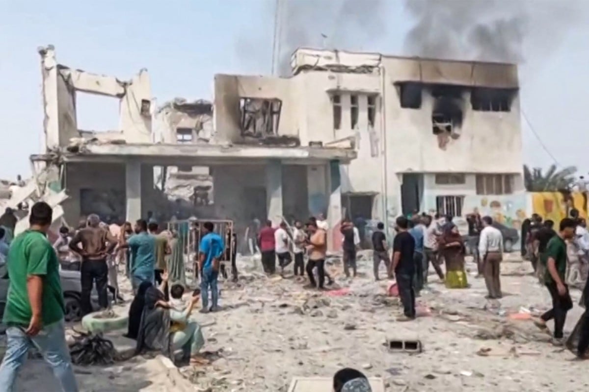 Una imagen tomada de la televisión estatal iraní y emitida el 28 de febrero de 2026 muestra lo que, según esa fuente, es el lugar de mortales ataques de Estados Unidos y Israel que alcanzaron una escuela primaria de niñas en Minab.