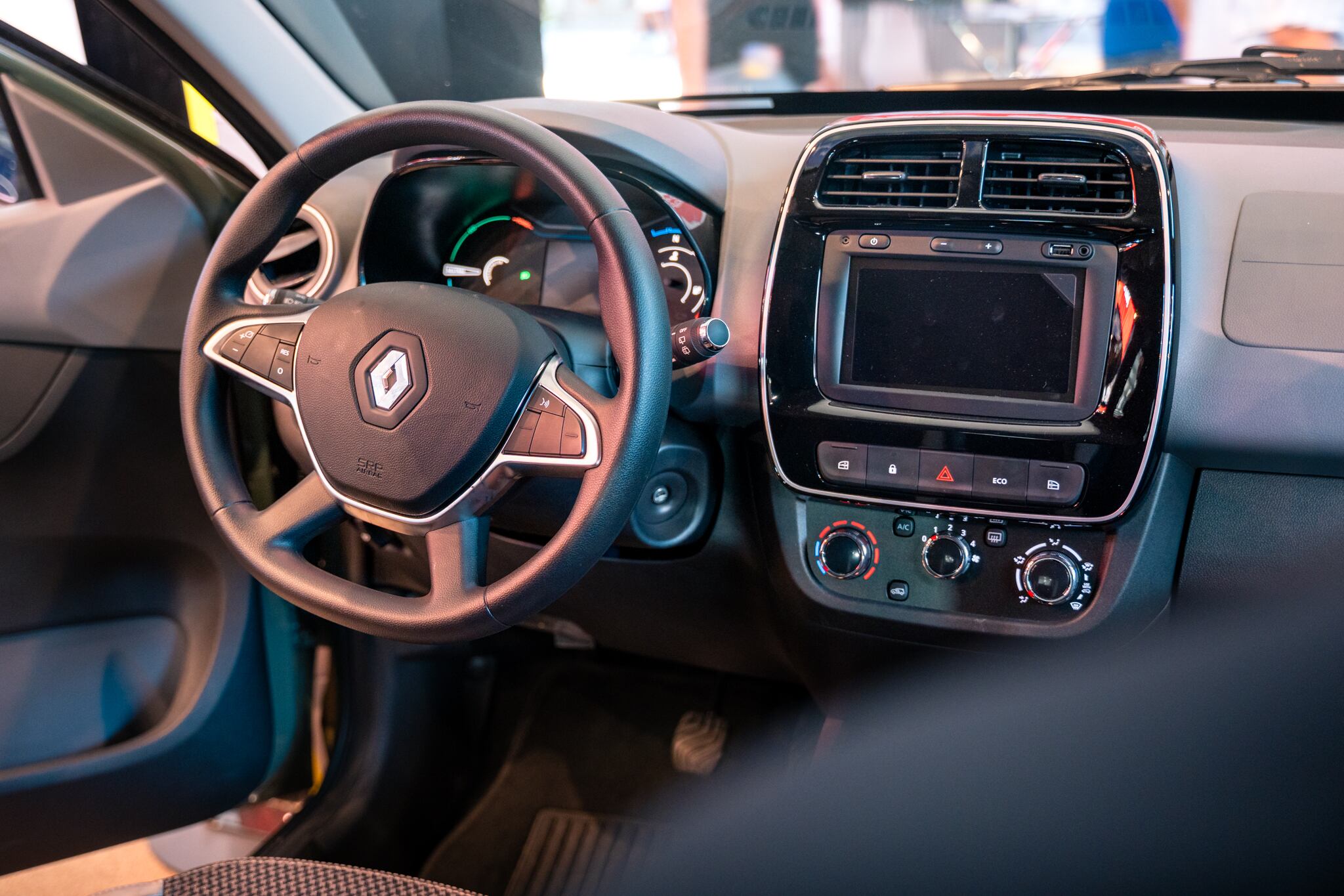 Renault eléctrico, es el KWID-E-TECH el cual nos sedujo porque lo están vendiendo en 16 mil dólares, eso son 8 millones de colones.