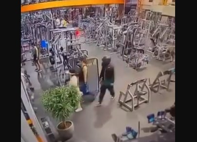 Un video del año pasado muestra que otro hombre con casco camino por todo el gimnasio donde se dio el crimen. Captura video AM PRENSA