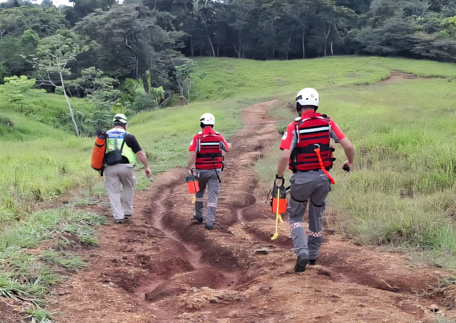 Mujer fue rescatada en Puntarenas tras caer a una cascada.
