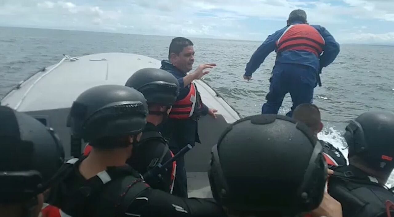 Guardacostas capacitan a agentes del SERT. Foto MSP.