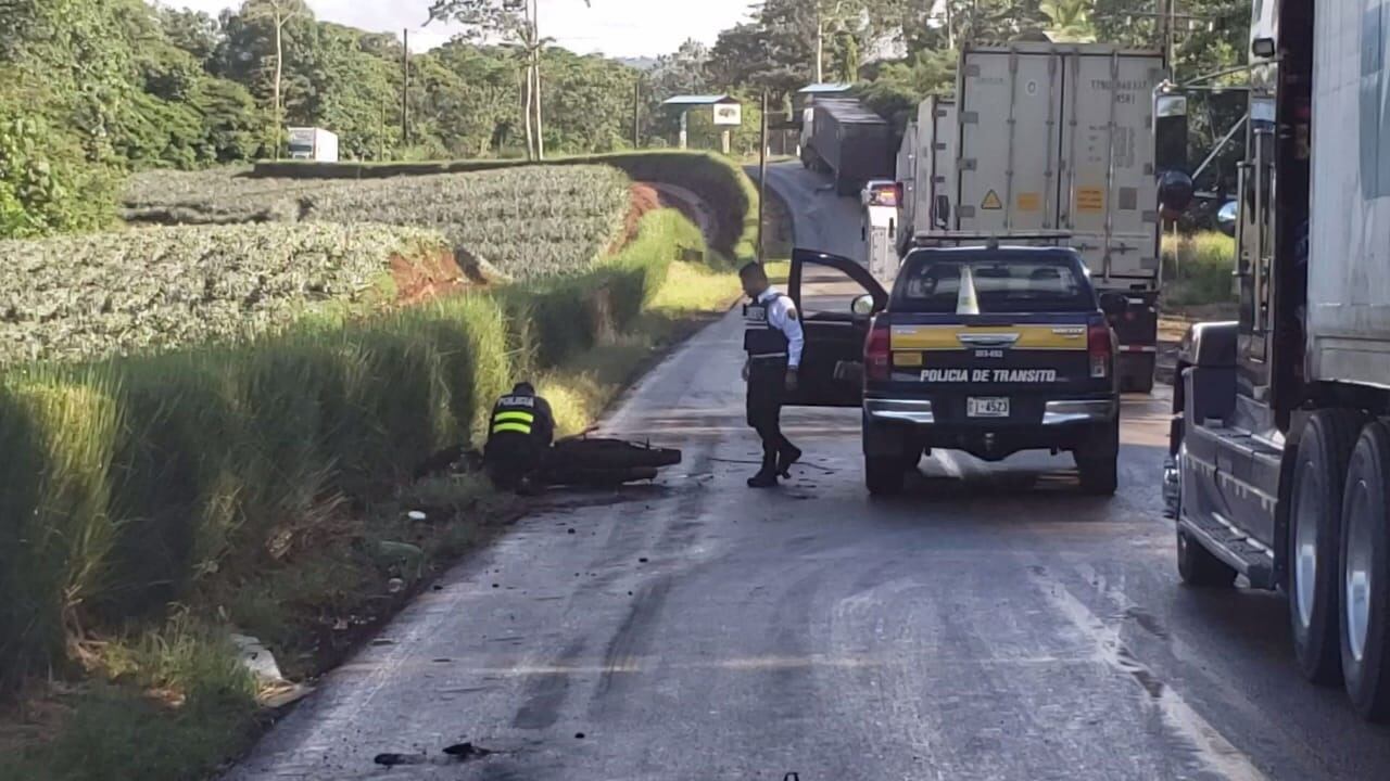 Motociclista fallece al perder el control de su moto y ser arrollaoo por tráiler en Río Cuarto. Foto: Edgar Chinchilla.