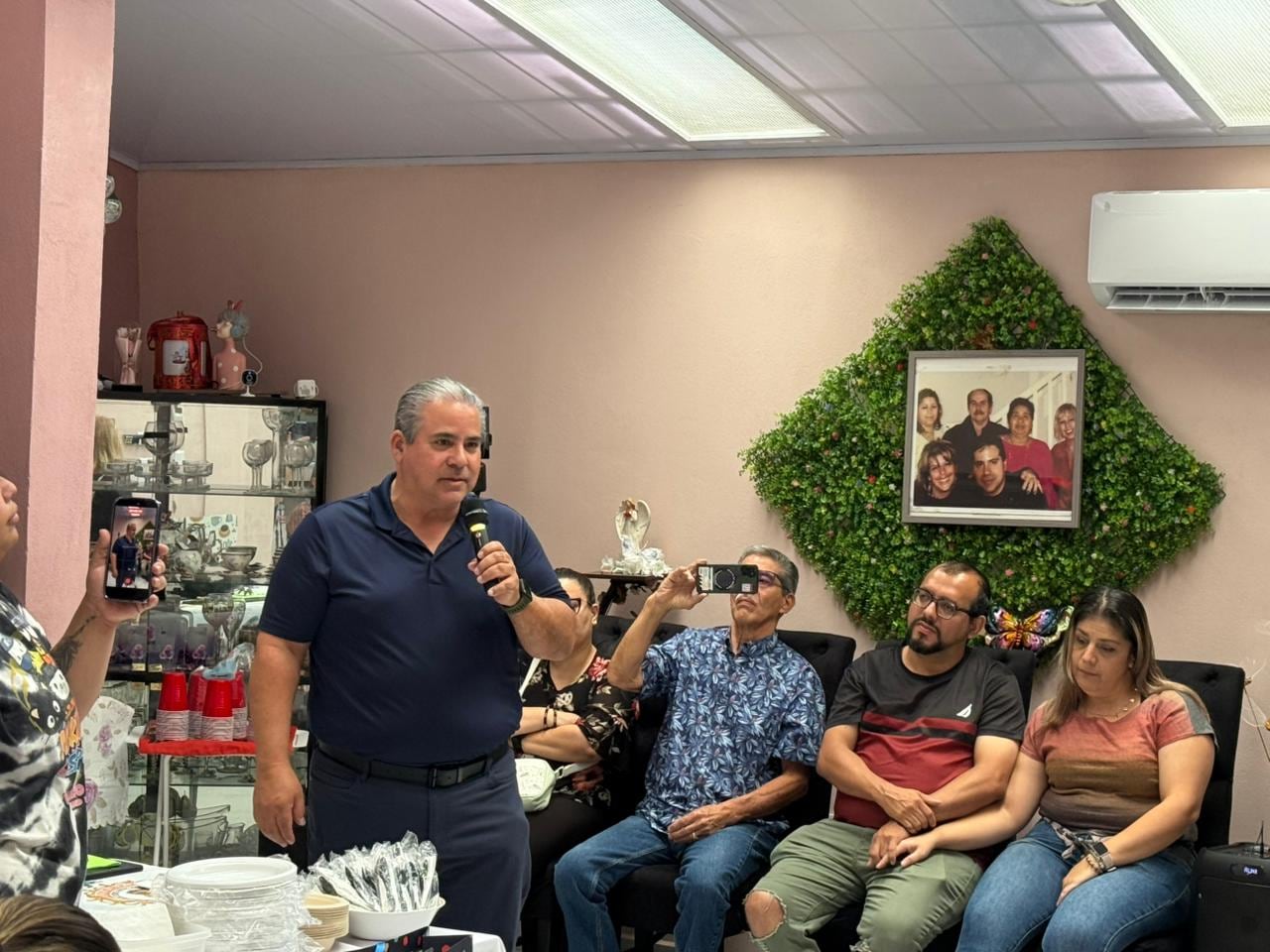 Gonzalo Chanto Méndez, el pasado domingo 10 de mayo, celebró 96 años de edad. Es excombatiente de la Guerra Civil de 1948 y de la invasión de 1955. En la foto, su hijo, Gonzalo Chanto.