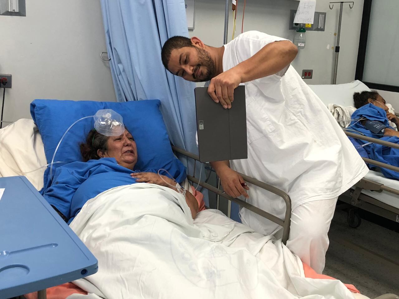 Hospital San Vicente de Paúl usa tabletas para que internados se comuniquen con familiares