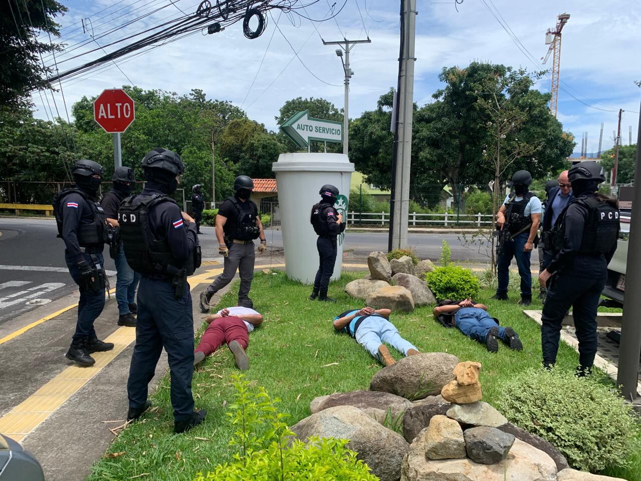 Tres hombres fueron detenidos por la PCD y la DEA en Escazú. Foto MSP.