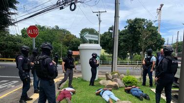 PCD y la DEA detiene en Escazú a tres hombres sospechosos de transportar paquetes de droga en un carro