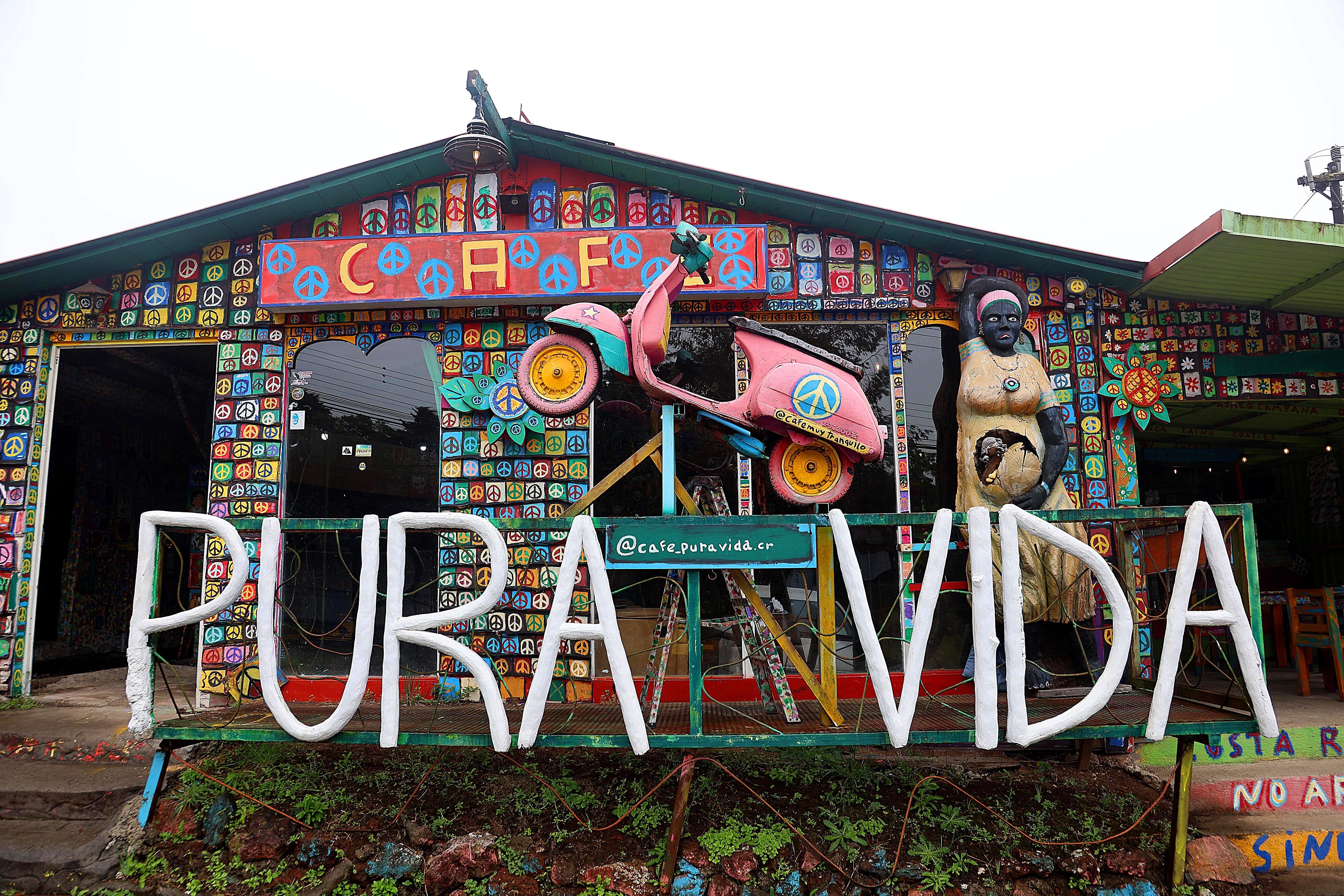 10/04/2024 Poasito de Alajuela. Café Pura Vida, en ruta hacia el Volcán Poás, unos 10 kilómetros antes del parque nacional, es un acogedor y encantador lugar que muestra desde la entrada hasta las paredes, cuadros y figuras, todas pintadas por su propietario Gustavo Sobrado, mucho de la idiosincracia costarricense. Sobrado, de hecho, afirma que su propósito es ofrecer hospitalidad a los turistas, sobre todo extranjeros, y que sientan que los ticos somos "pura vida" y que se lleven la mejor impresión del país. Foto: Rafael Pacheco Granados