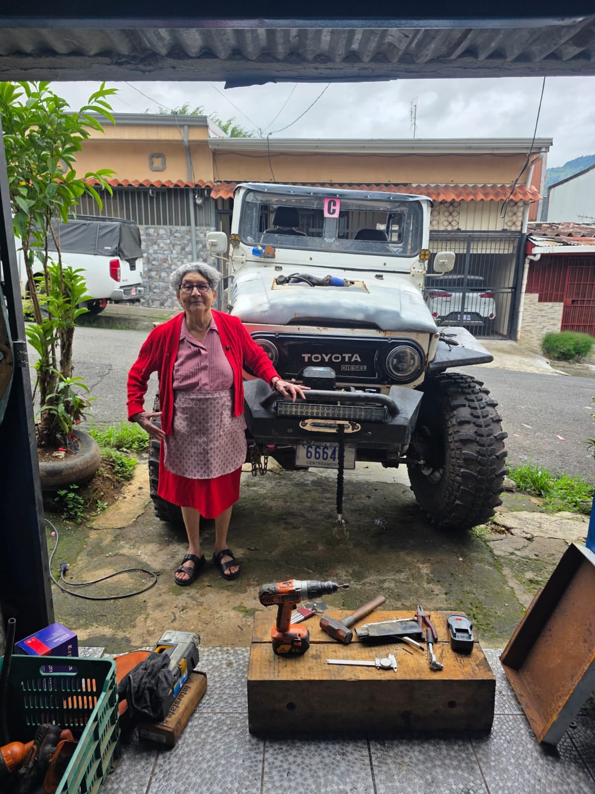 Andrés Juárez Mora vive enamorado de su Toyota Land Cruiser de 1976.