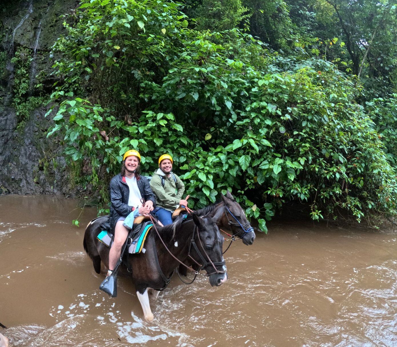 Para el equipo de Conociendo a mi país, viajar no fue solo encender la cámara y grabar. Es sudar, ensuciarse, enfrentarse a la naturaleza y, de paso, disfrutar como chiquillos en vacaciones.