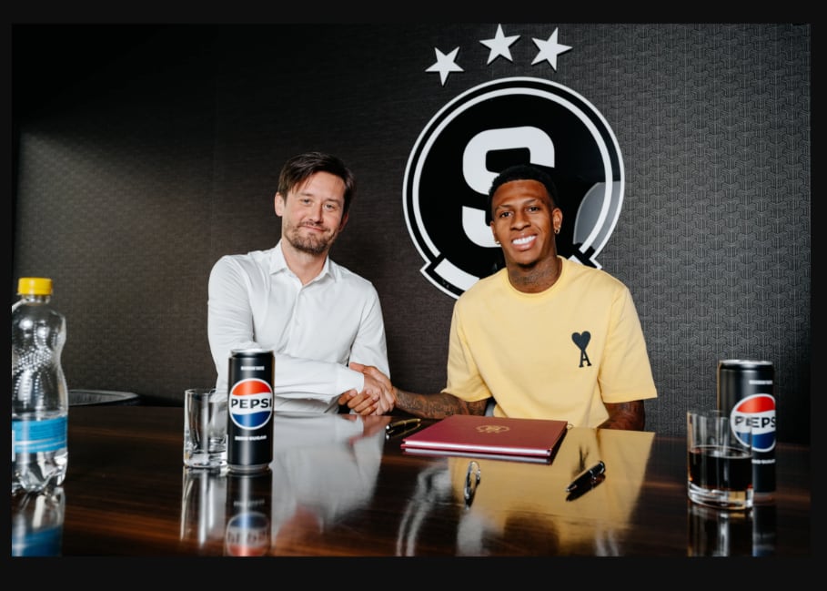 Josimar Alcócer junto a Tomas Rosicky, director general del Sparta Praga, nuevo club del tico.