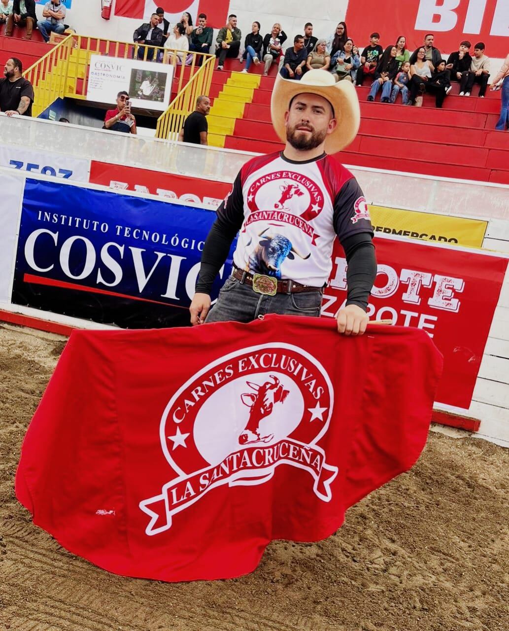 Jeison Granados fue el primero en írsele “encima” al toro que puso en peligro la integridad de un montador el sábado pasado en el redondel de Palmares