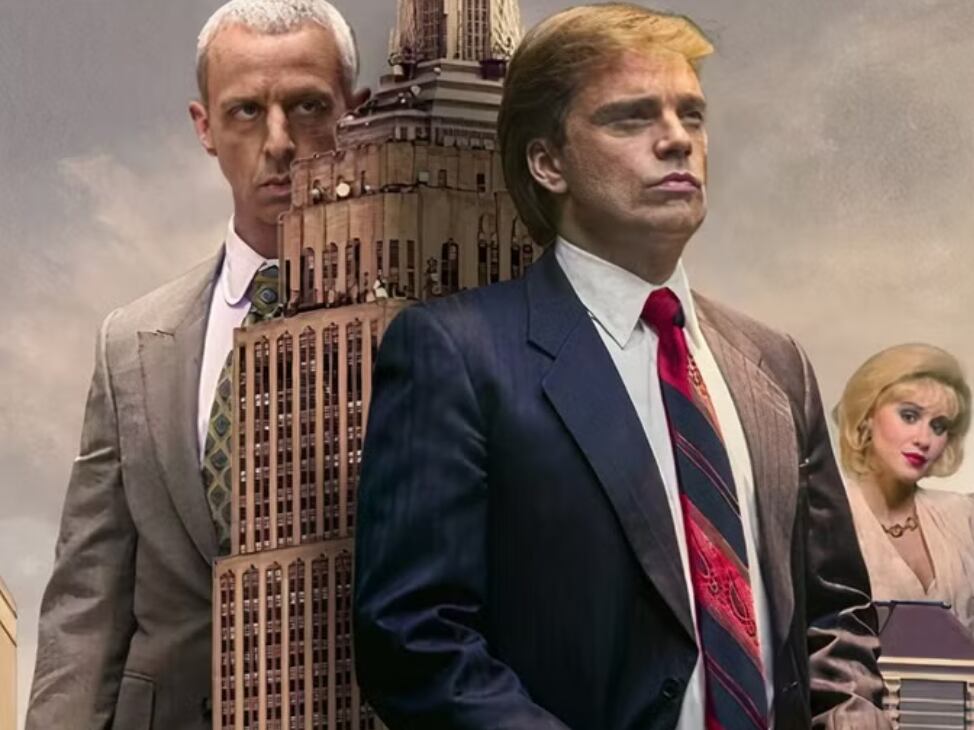 Imagen promocional de la película 'The Apprentice'. Se ve a los personajes al rededor de un edificio.