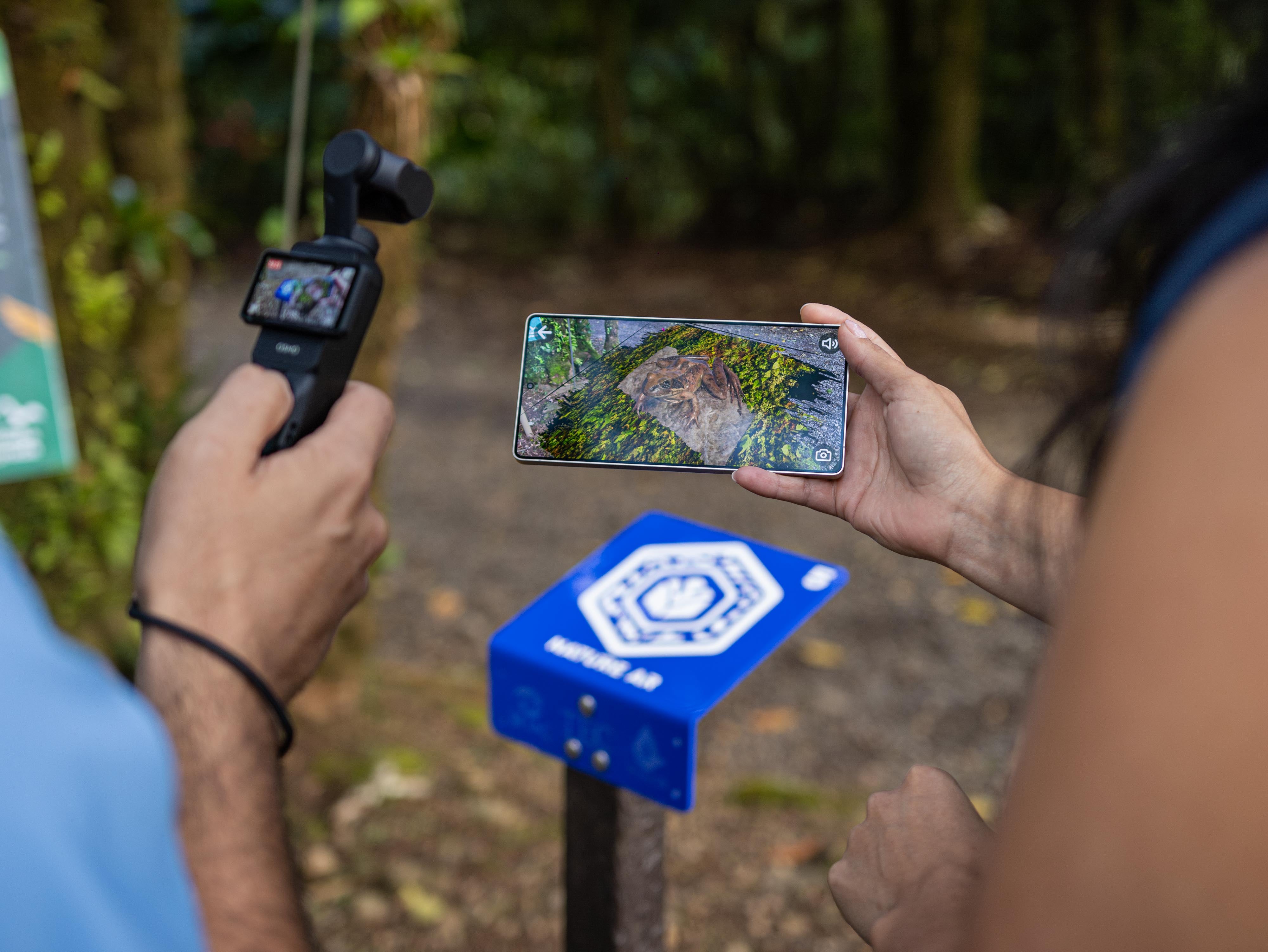 NatureAR utiliza el celular para que los visitantes descubran animales, plantas y otros secretos de las áreas protegidas mientras recorren sus senderos.
