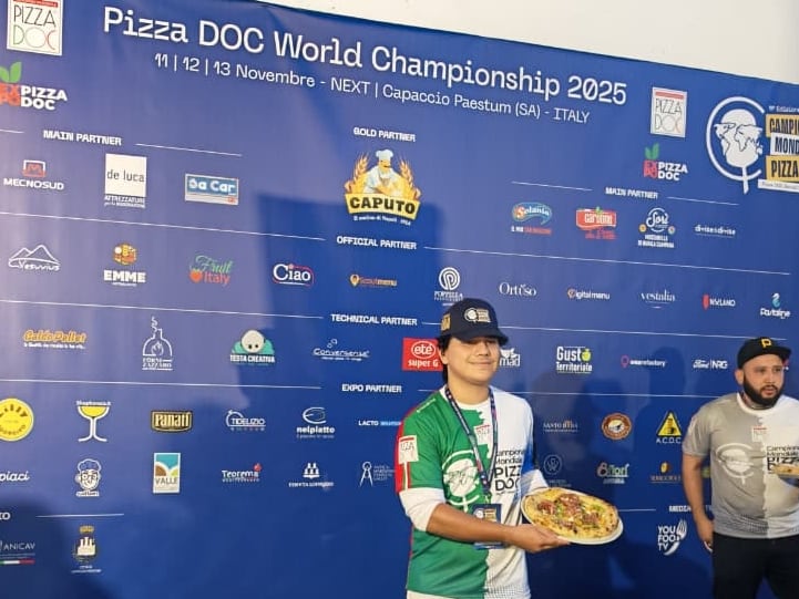 A los 10 años, mientras muchos chiquillos soñaban con ser futbolistas, Jeison Fernández Torres, nacido en el barrio Quemado de Cajón de Pérez Zeledón, ya sabía que lo suyo estaba en la cocina. No era un juego. Era pasión. Jeison fue al Mundial de Pizza en Nápoles y logró el puesto 35. Ya abrió su propia pizzería