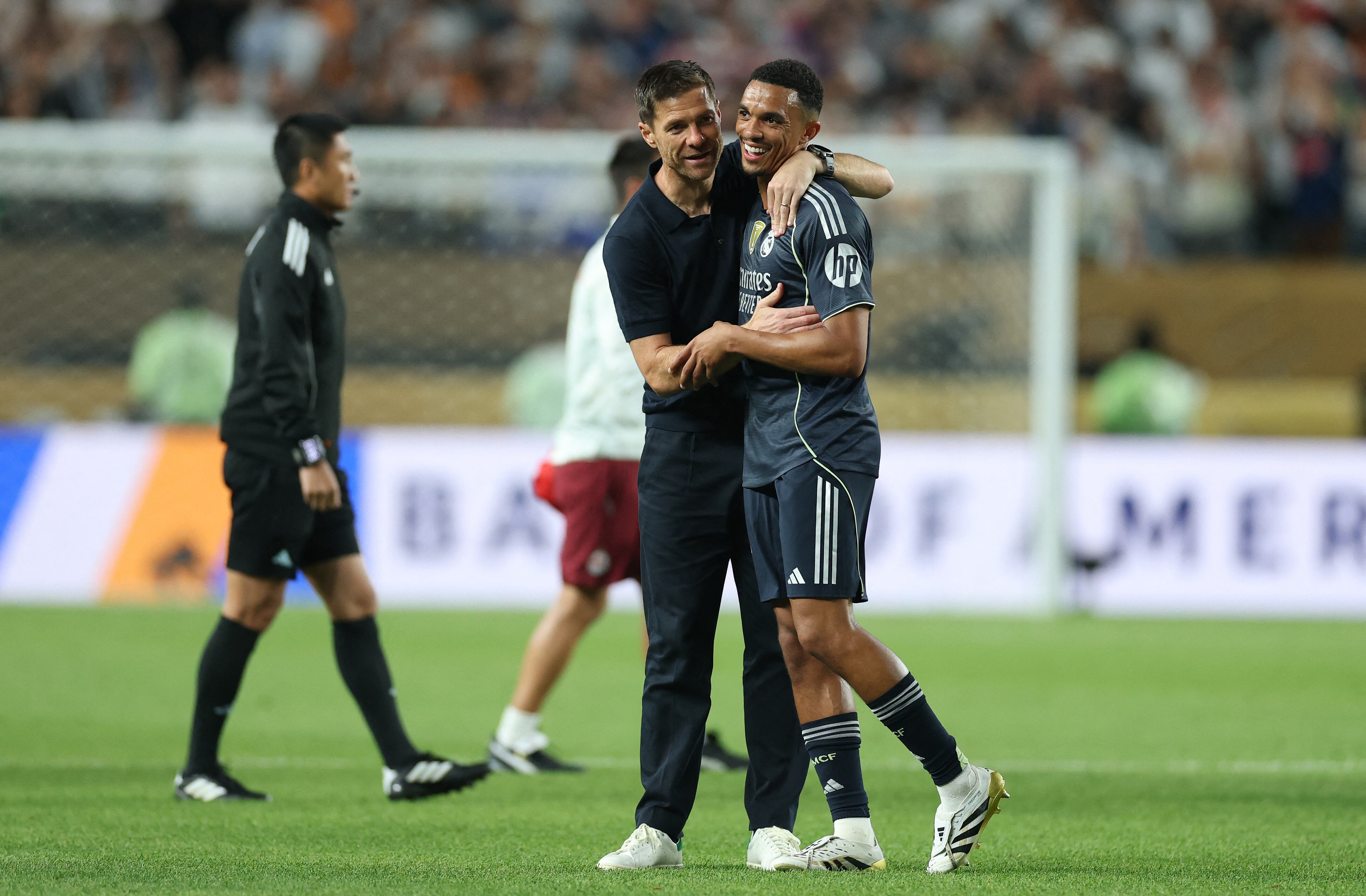 El entrenador español del Real Madrid, Xabi Alonso, abraza a su defensa inglés número 12, Trent Alexander-Arnold, después de ganar el partido de fútbol del Grupo H de la Copa Mundial de Clubes de la FIFA 2025