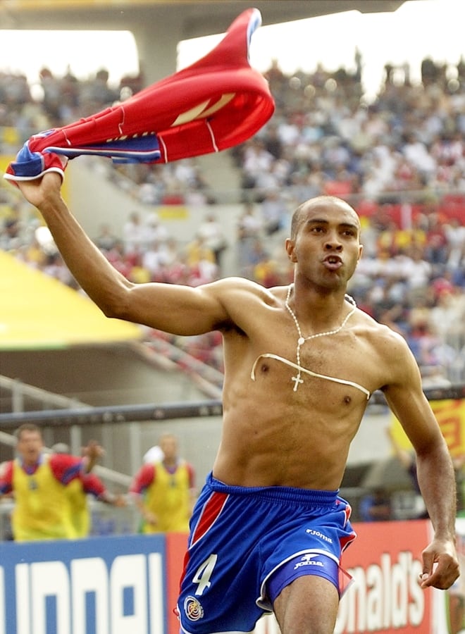El asistente técnico del Club Sport Cartaginés, Mauricio Wright Reynolds, celebró un título más en su carrera futbolística, el pasado 6 de julio, cuando los brumosos alzaron la copa del Torneo Clausura 2022 usando un rosario en su pecho