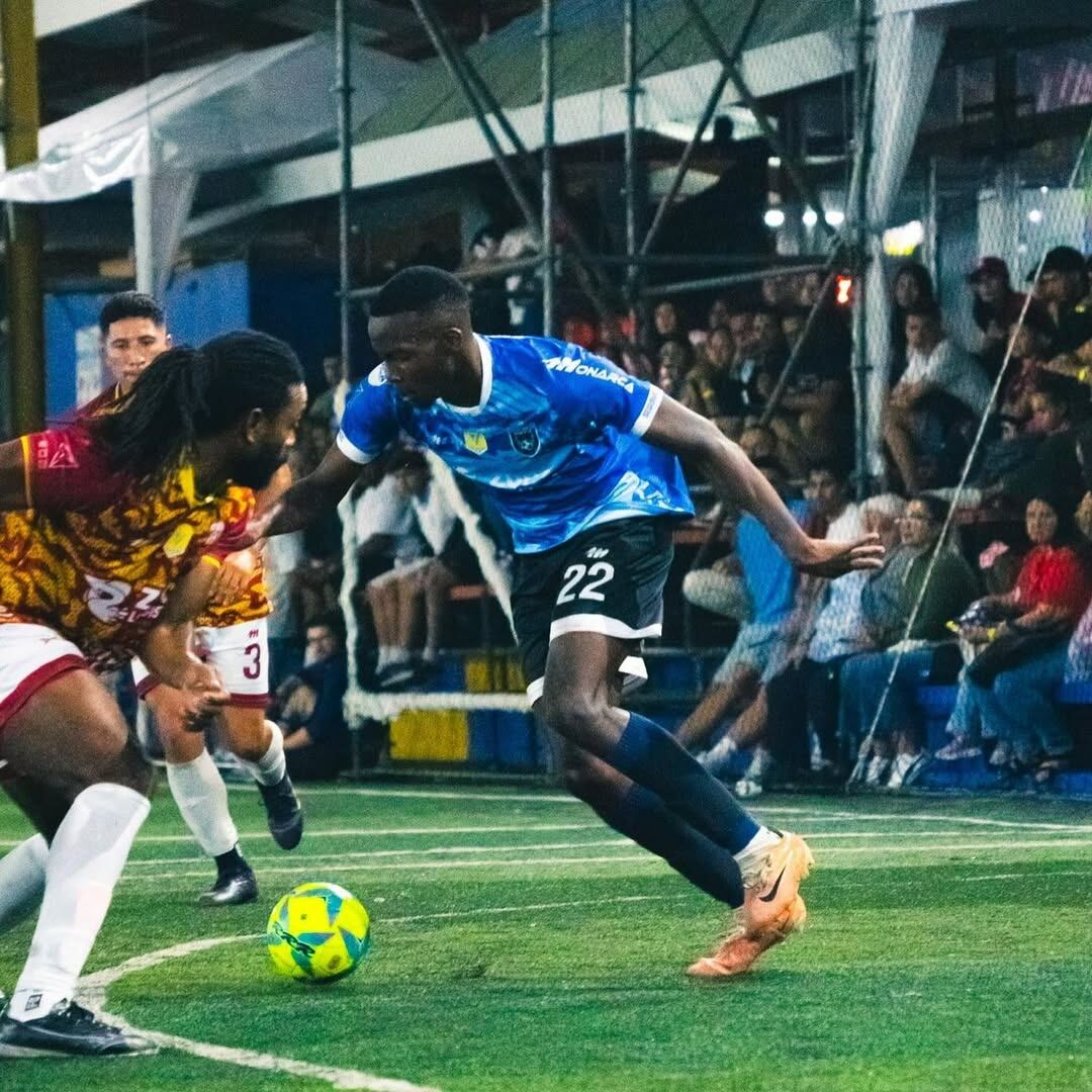 Marcos Escoe, nuevo delantero del Saprissa jugó en el News Boyz F.C., equipo que estaba a cargo del periodista Kevin Jiménez. Instagram News Boyz F.C.