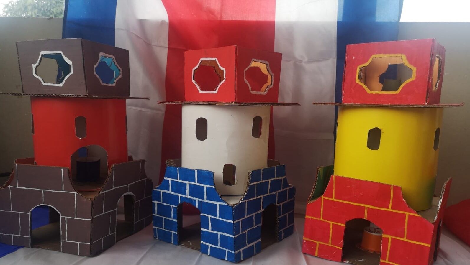 Don Jorge Chaves Lobo siempre les hizo los faroles a sus cuatro hijos para el 14 de setiembre. Como quedaban tan bonitos, un amiguito de un hijo le pidió el favor que le hiciera uno, después fue otro amiguito y siguió otro, así hasta que llegaron a más de 15, lo que motivó a este vecino de la urbanización La Esperanza de Heredia, hace 10 años, dedicarse a hace faroles para vender