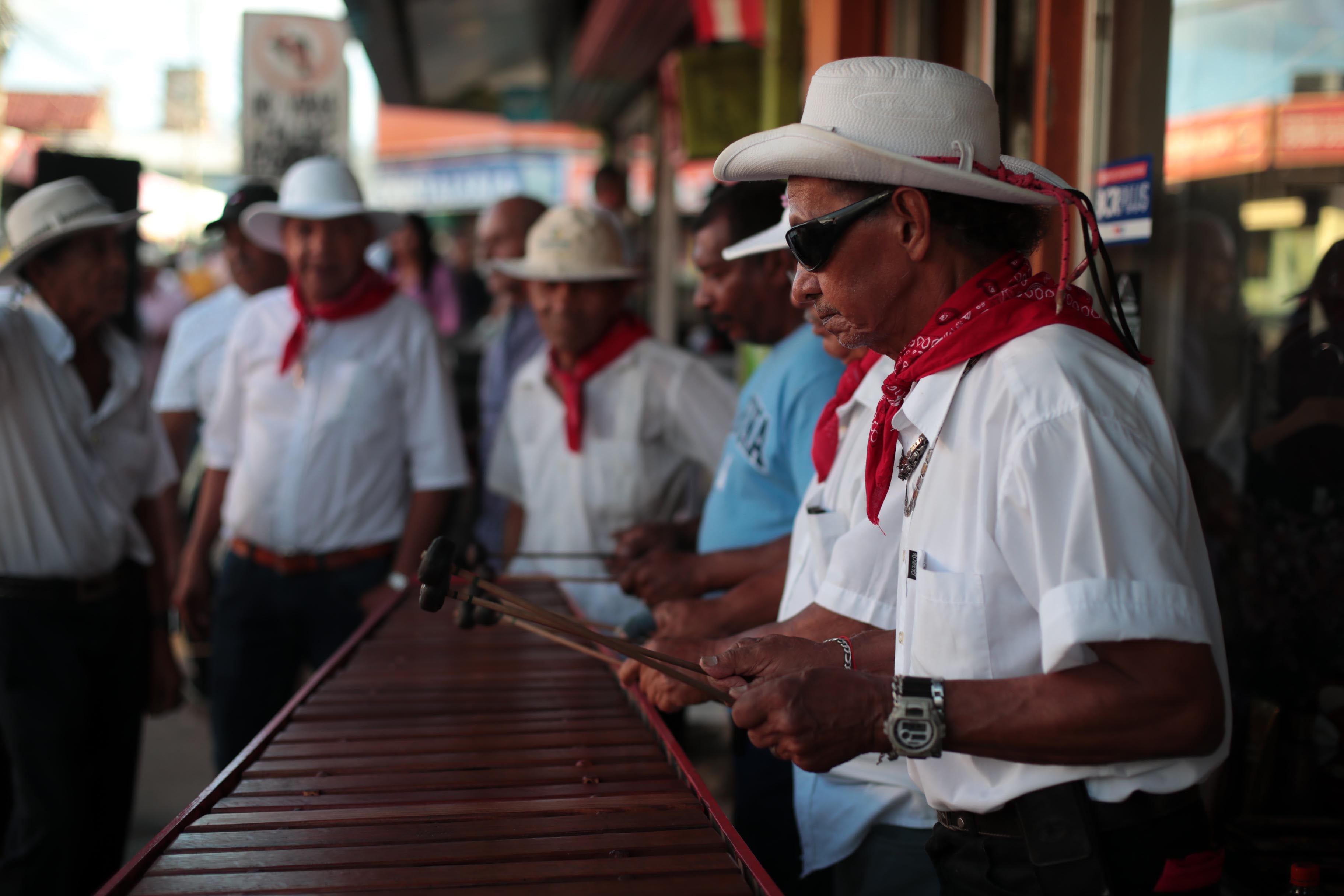 Imagen compuesta por el cantante mexicano Julión Álvarez y la agrupación también mexicana Los Ángeles Azules para promocionar el concierto que darán en Santa Cruz.