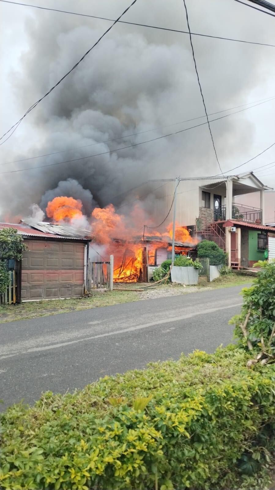 Un incendio destruyó dos viviendas y dejó otras dos con daños parciales en Tobosi de El Guarco en Cartago, este 1 de octubre del 2024. Foto: Cortesía para LT