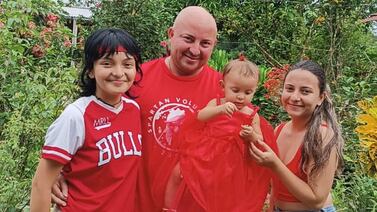 Policía superó un balazo en la cabeza y la muerte de su esposa para convertirse en un superpapá