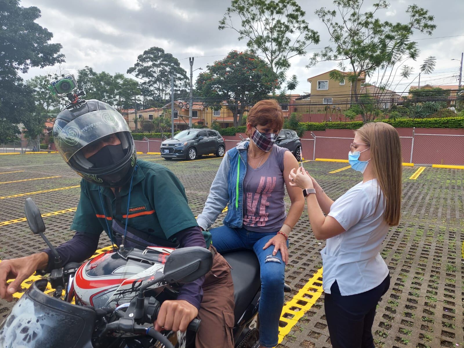 Vacunación en área salud Curridabat, autovav en puesto ubicado en la UACA