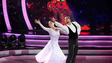 Christian Bolaños sorprende con lo que dijo de su esposa tras colarse en los ensayos de Mira quién baila