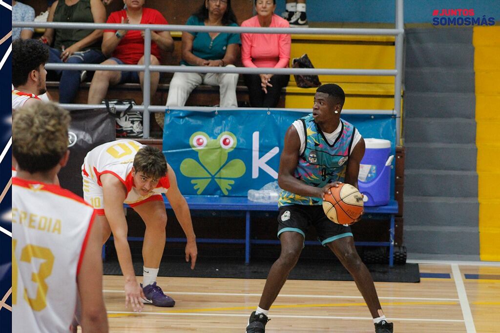 En el 2002 Limón fue medalla de oro del baloncesto de Juegos Nacionales con Jake McKenzie Davis como jugador y en el 2023 volvió al oro, 21 años después, con Jake McKenzie Davis como técnico. En la foto, YOSHAEKEL SHAKAEL THOMAS LEWIS.