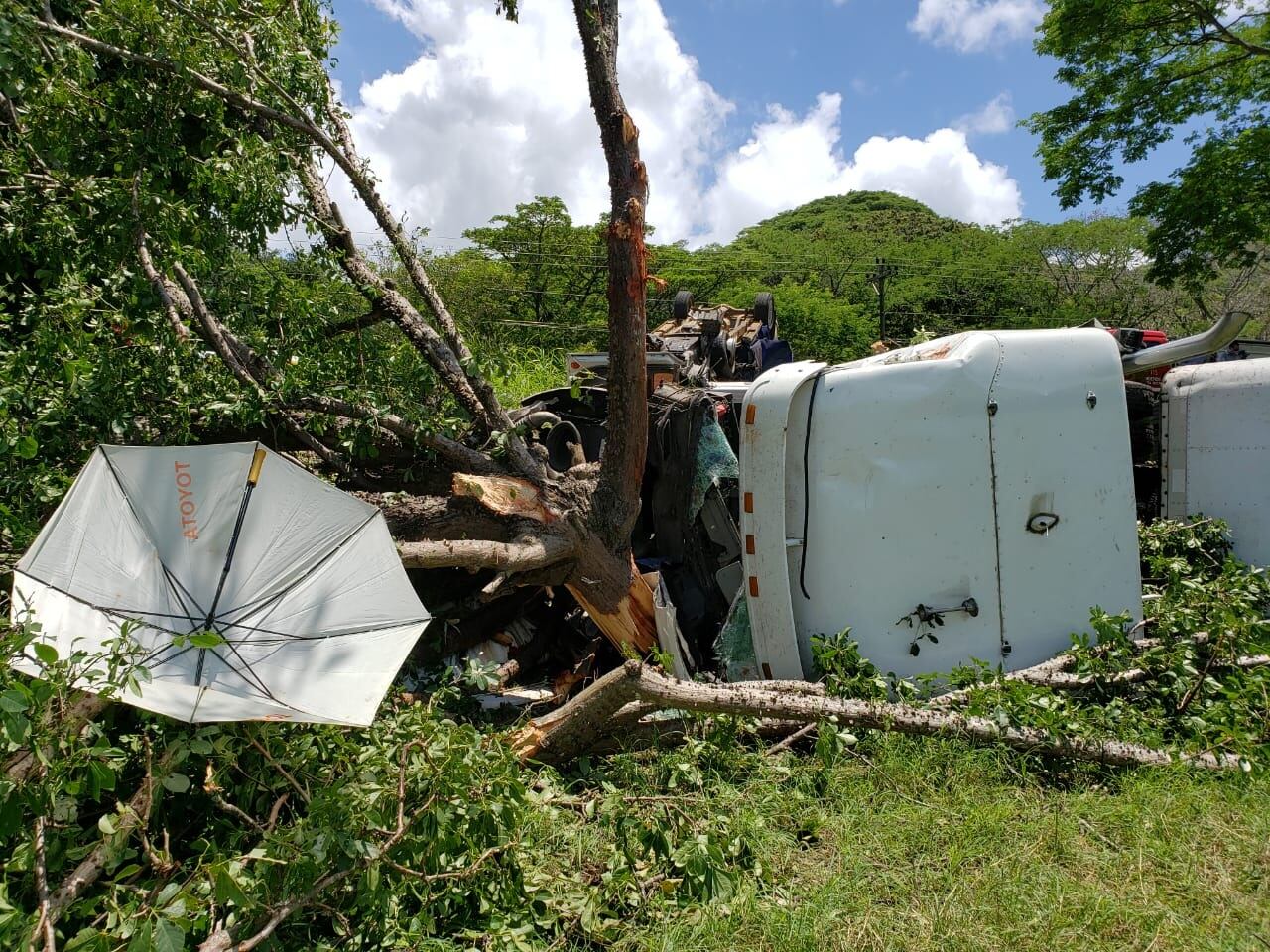Choque entre traíler y cuatro vehículos deja dos personas fallecidas en Abangares. Foto cortesía.