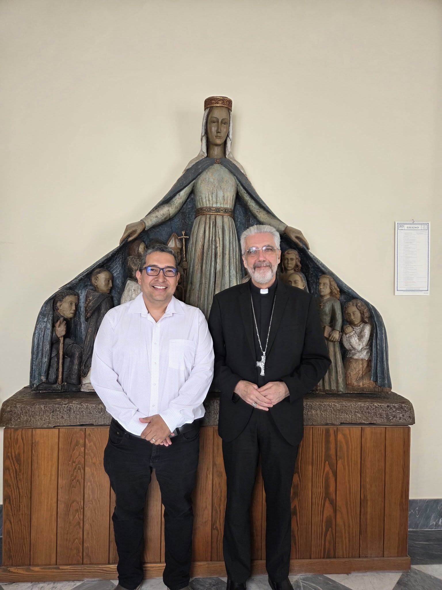 de Gerardo Mora Pana, periodista con 26 años de experiencia en medios de comunicación y los últimos 12 trabajando como comunicador en la Iglesia Católica, quien recientemente concluyó sus estudios para alcanzar la Licenciatura en Periodismo Social en la Universidad Internacional de las Américas (UIA).