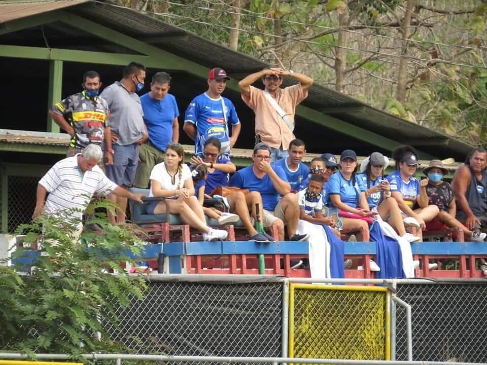 Aficionados de Jicaral se la juegan para ver a su equipo en vivo cerca del estadio. Cortesía.