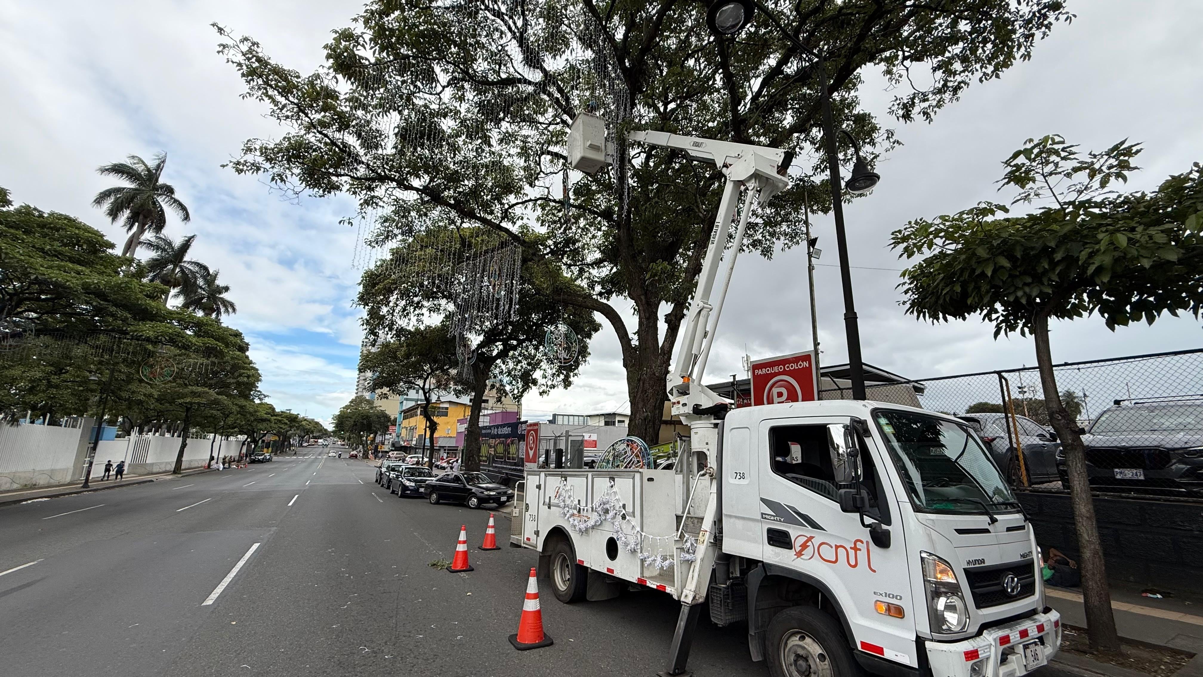 Desde el puro corazón desde donde se vive y disfruta el Festival de la tortilla, en Corralillo de Nicoya, Guanacaste, es Darren Cortes Silva, técnico electricista quien comenzó esta semana a colocar los adornos que con su luz alegrarán la Navidad de San José.
