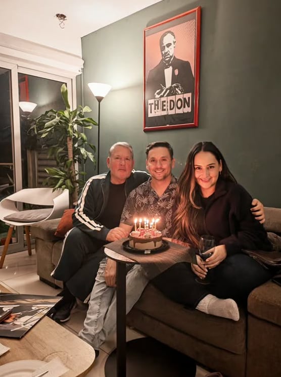 Wálter Campos junto a su papá y su hermana, quienes lo han estado cuidado durante su recuperación.