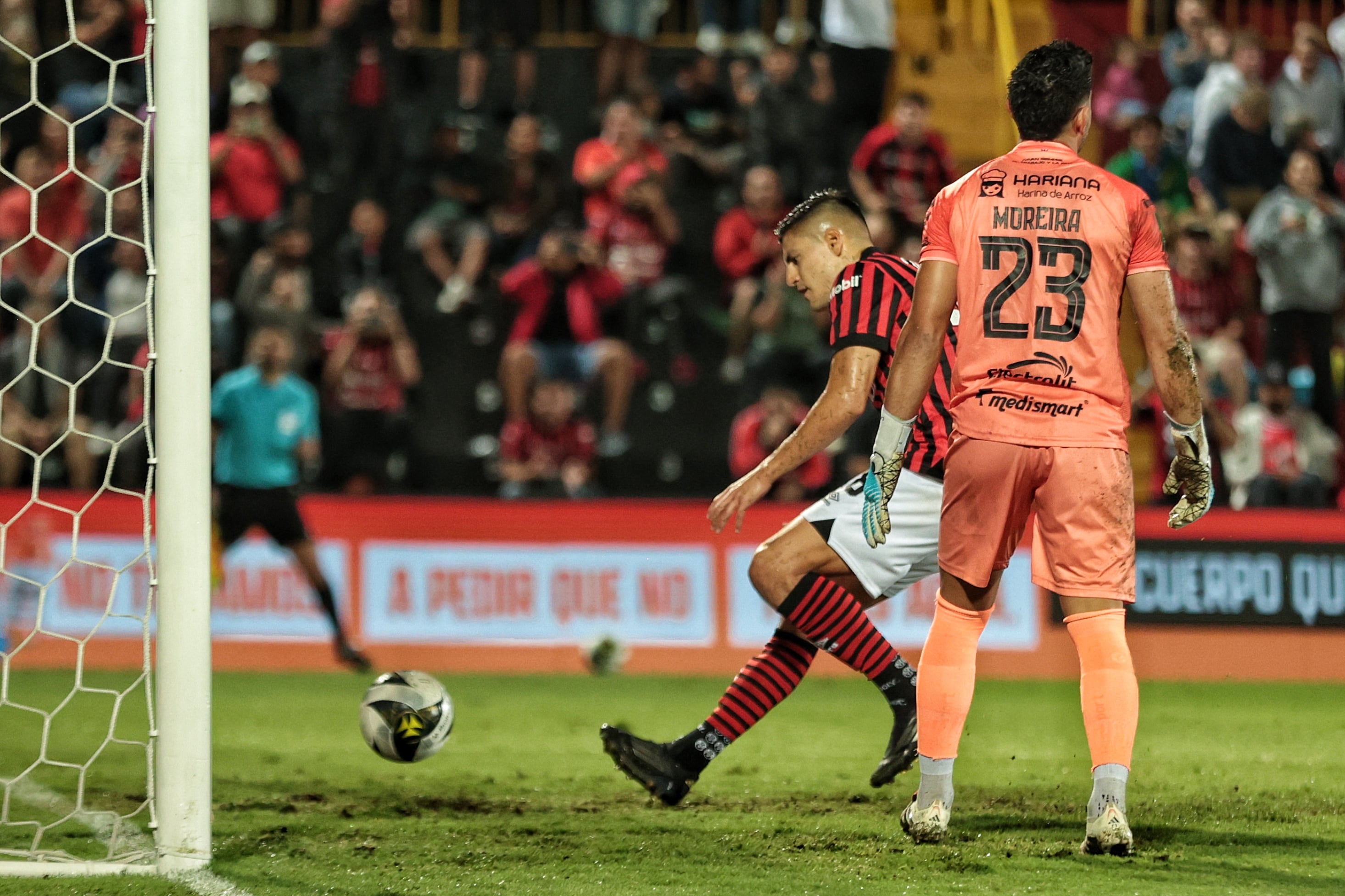 15/02/2025/ Juego entre Liga Deportiva Alajuelense vs Sporting FC en el estadio Alejandro Morera Soto / foto John Durán