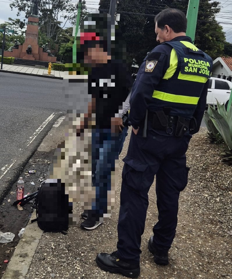 Limpiaparabrisas en la mira de la Policía Municipal de San José. Foto Marcelo Solano.