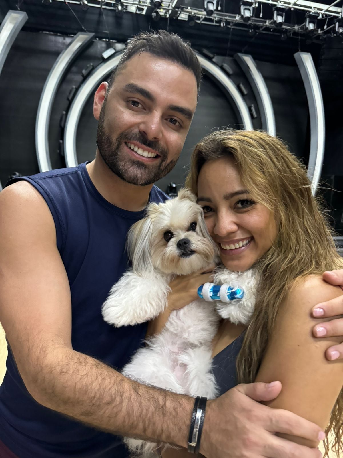 Diego Bravo y Yessenia Reyes ensayan junto a Chassé, la perrita de la bailarina.