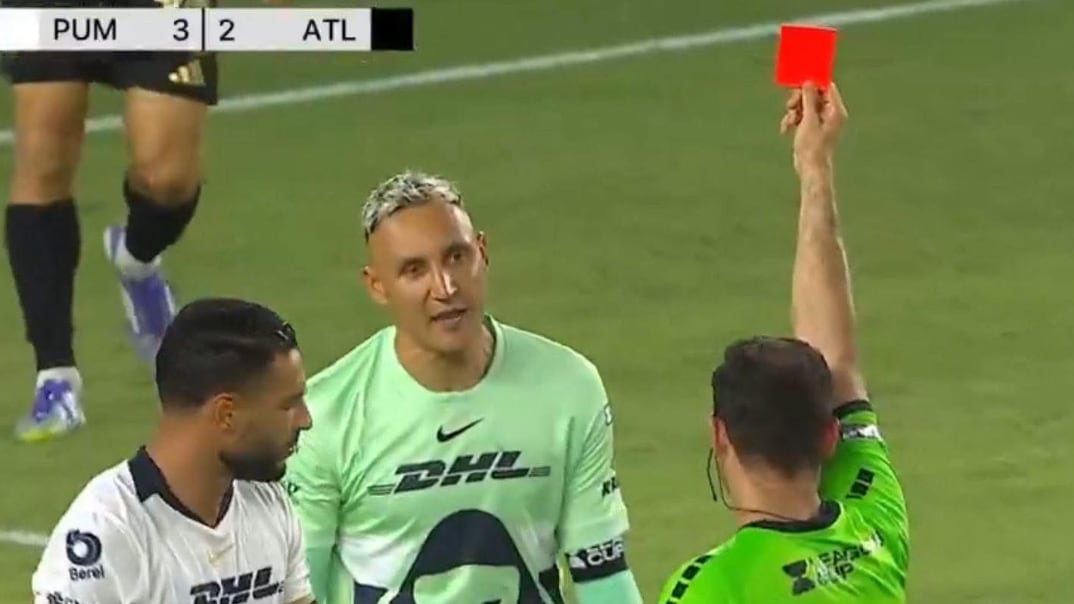 Keylor Herrera le regaló a un tico la tarjeta con la que expulsó a Keylor Navas, el sábado, en el juego de la Leagues Cup. Foto tomada de X ESPN.