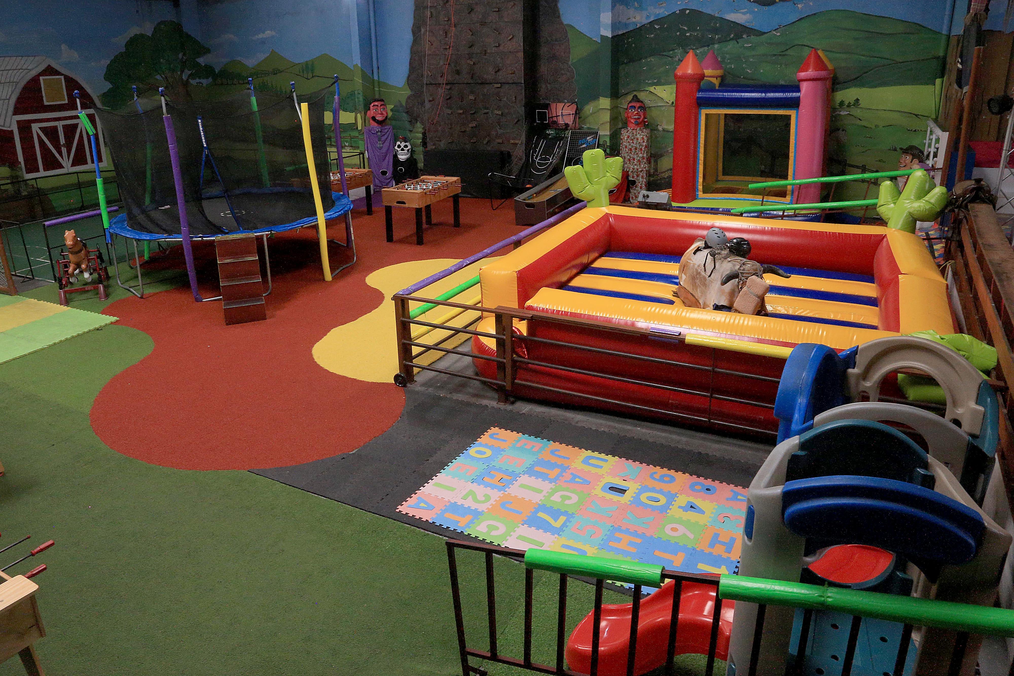 20/02/2024     Tres Ríos. La Granja, Sala de Eventos Infantiles, el lugar muy especial para celebrar las fiestas de cumpleaños, graduaciones, baby showers, capacitaciones y hasta bodas. Cuenta con inflables, canchas, juegos, futbolines, canopy, toro mecánico y mucho más. Foto: Rafael Pacheco Granados