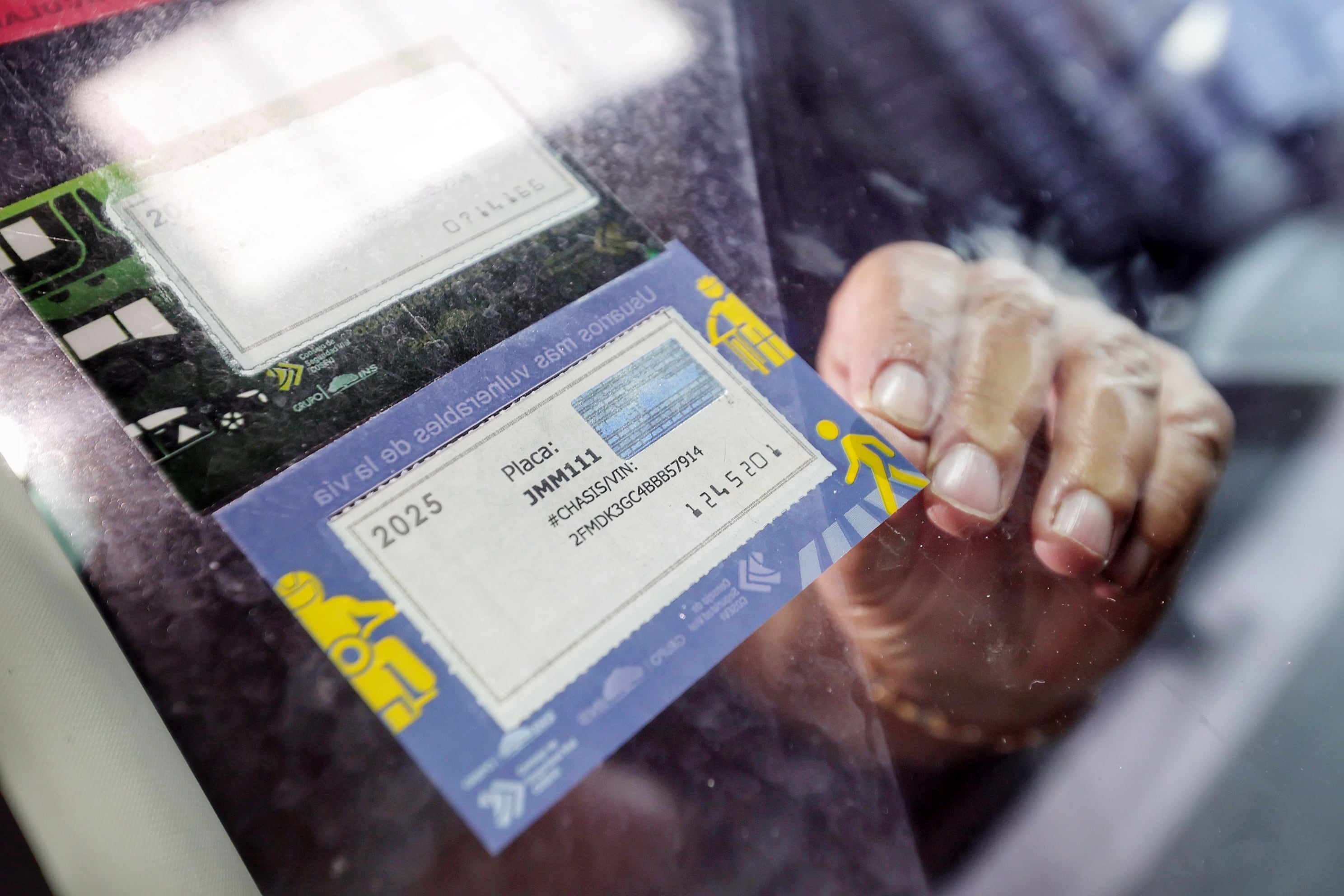 01/11/2024/ Ciudadanos inician el pago del marchamo 2025 en las oficinas del INS / en la foto José Marmolejo  foto John Durán