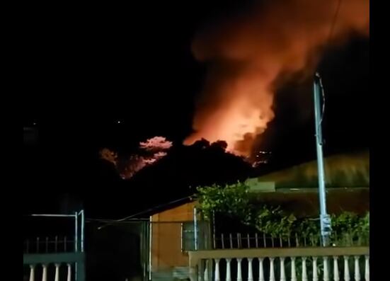 El incendio ocurrió la noche de este lunes en Desamparados. Foto cortesía.